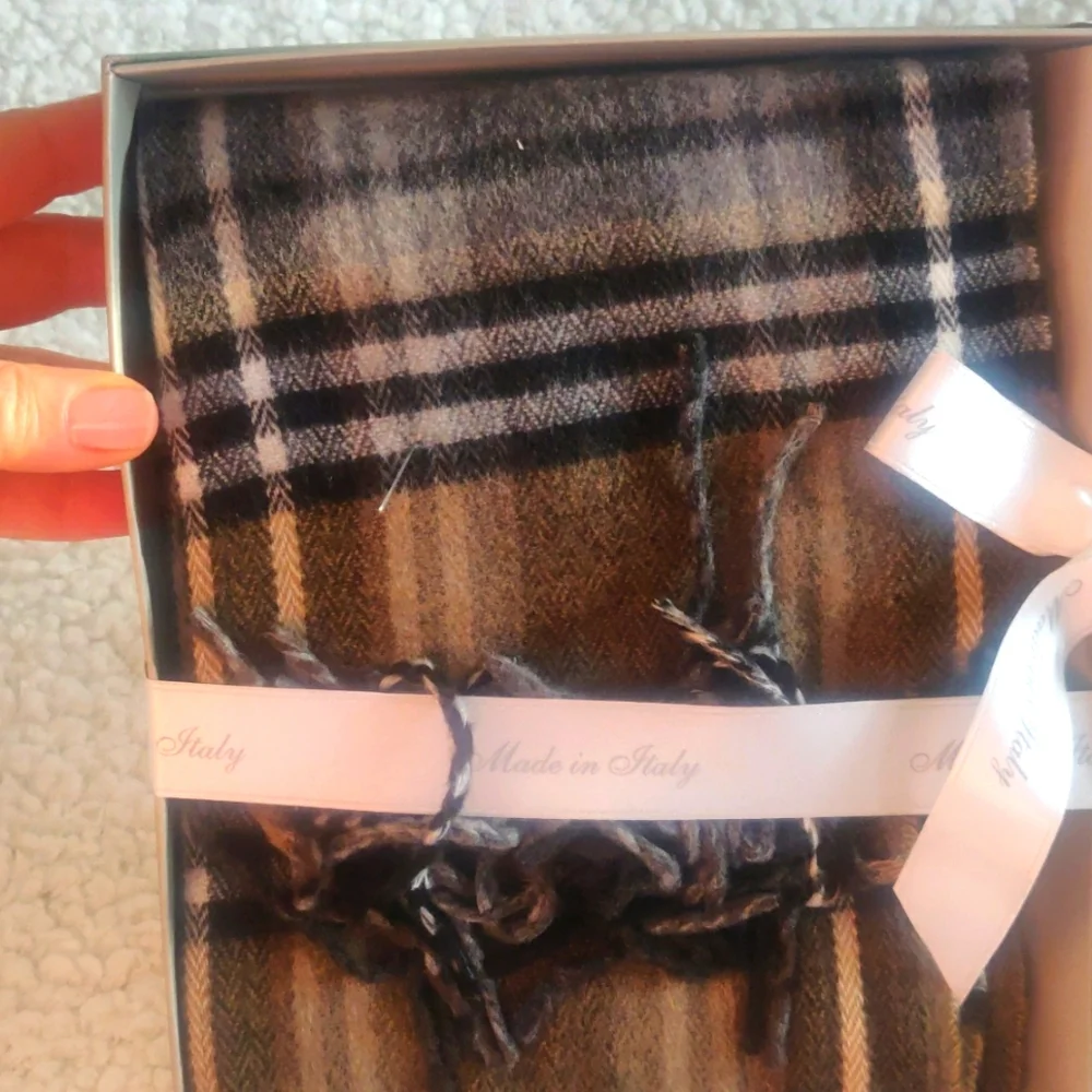 Zighilli Mens Two scarves presented in a gift box.